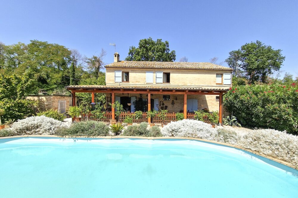 House with pool near Fermo